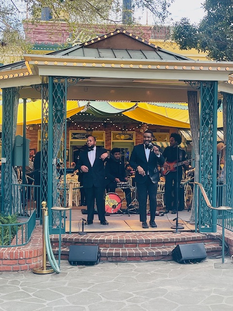 Entertainment all around the parks and hotels. Photo Jill Weinlein